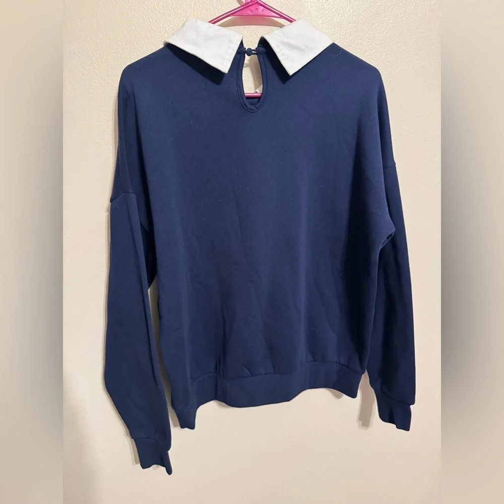 NWT- Disney Minnie Mouse Golf Collared Woman’s Crewneck- Boxlunch Exclusive - Picture 6 of 6